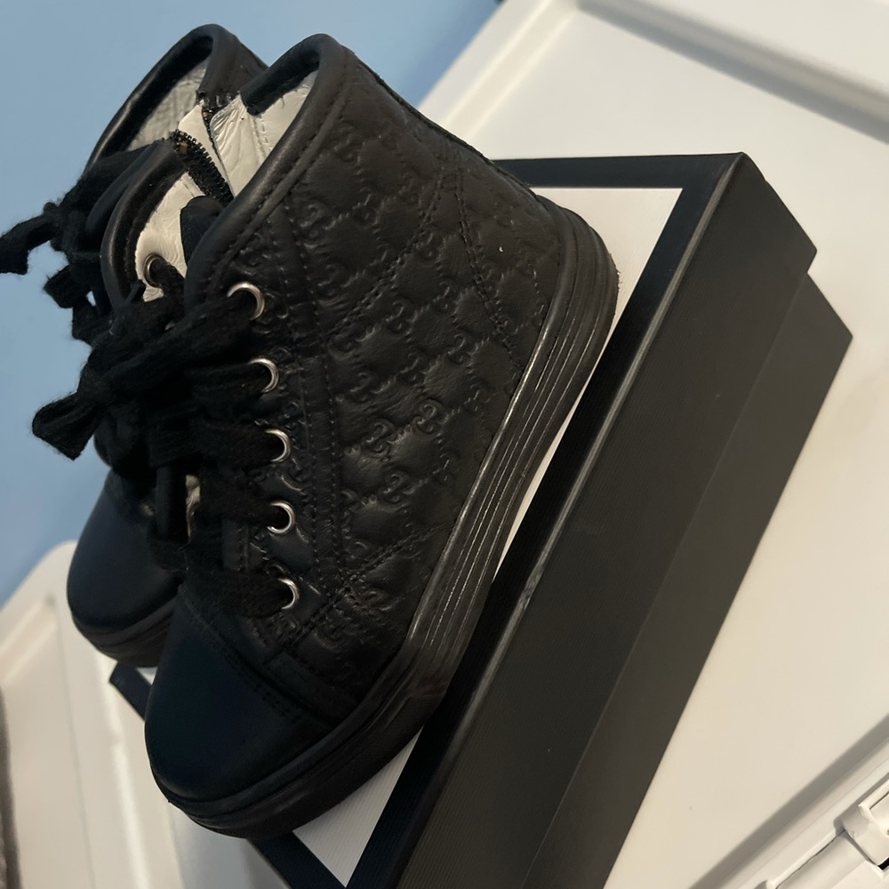 Used boy Gucci shoes size 25